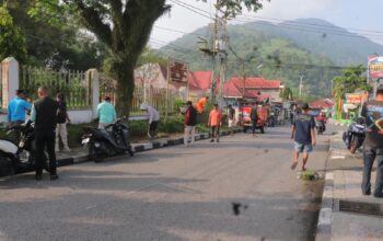 Kobar Semangat Kemerdekaan, Warga PPB Padang Panjang Bersihkan Jalur TMP Kusuma Sakti