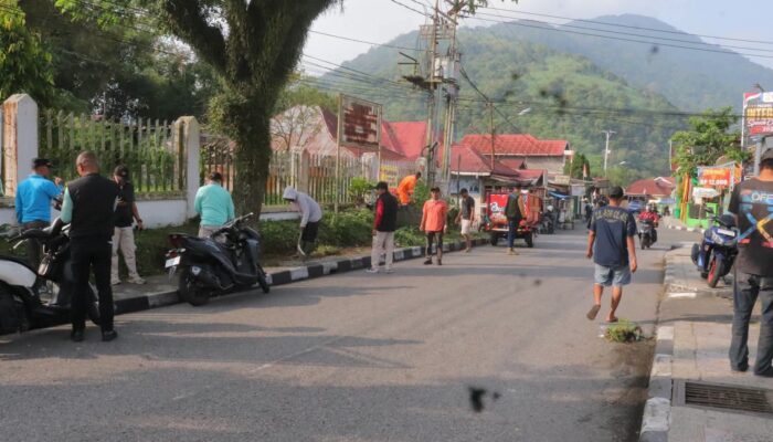 Kobar Semangat Kemerdekaan, Warga PPB Padang Panjang Bersihkan Jalur TMP Kusuma Sakti
