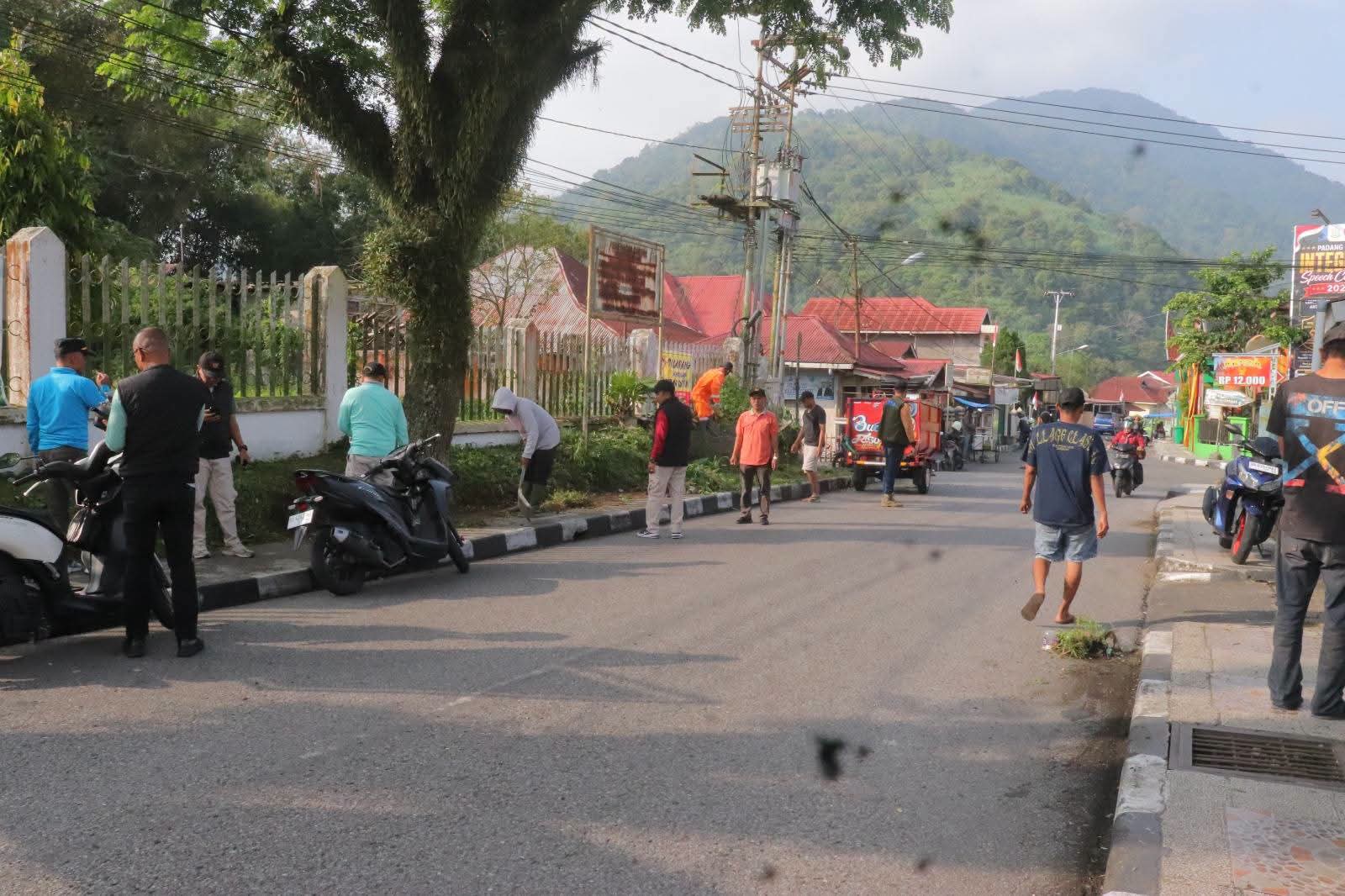 Kobar Semangat Kemerdekaan, Warga PPB Padang Panjang Bersihkan Jalur TMP Kusuma Sakti