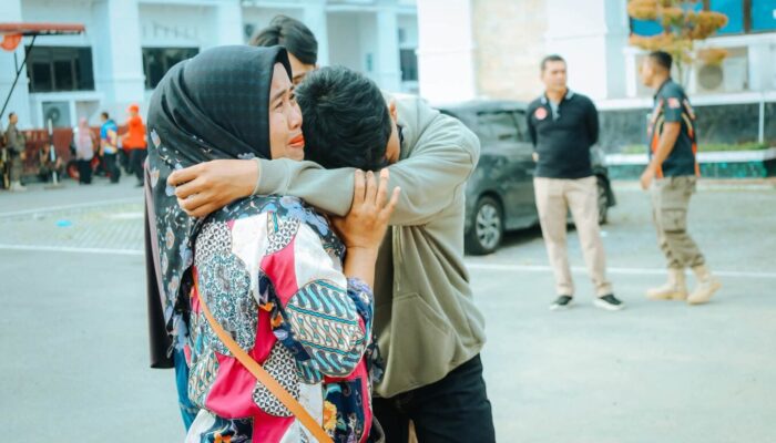 Isak Tangis Haru Lepas 14 Mahasiswa Saga Saja Plus Pariaman Kuliah ke Pulau Jawa