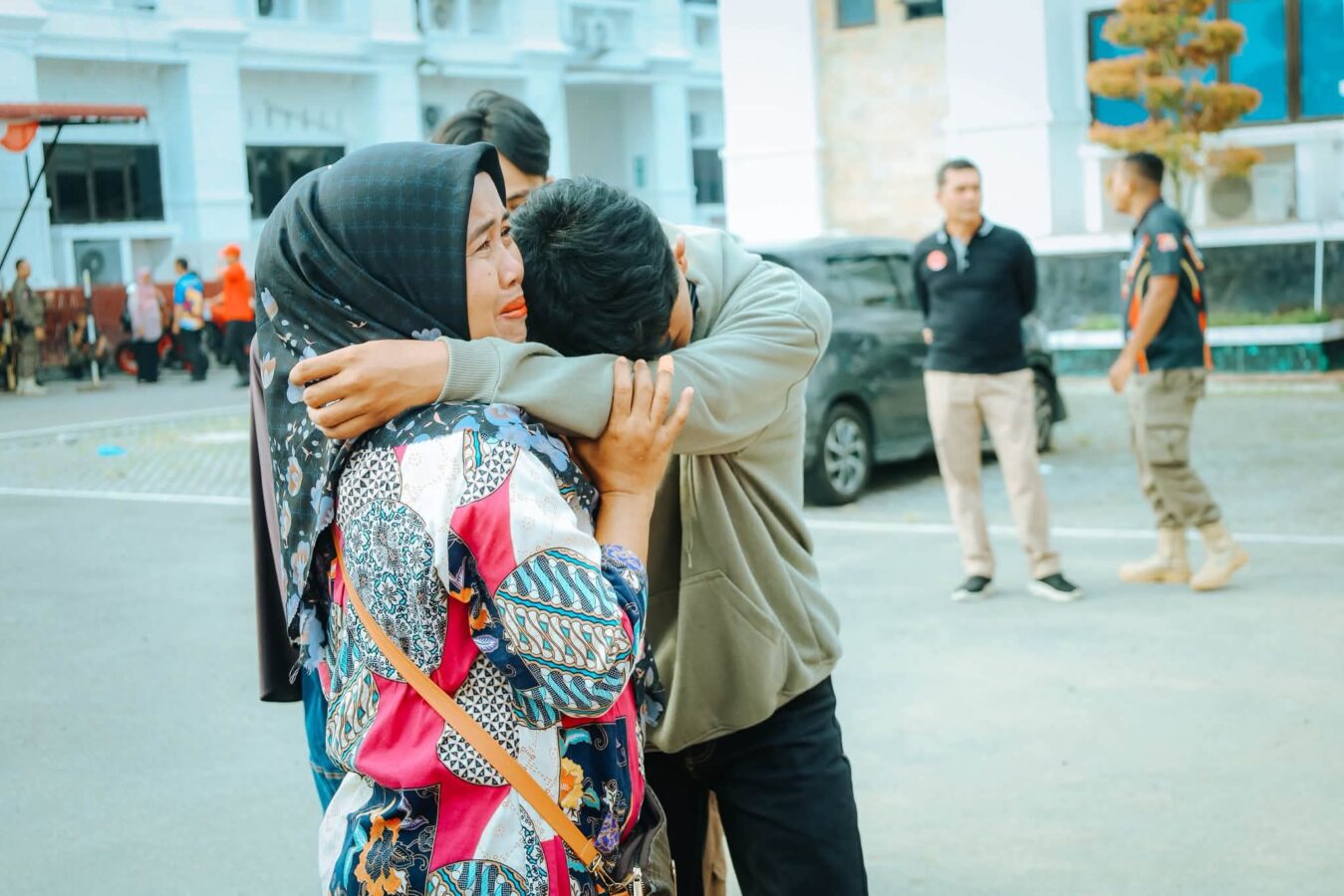 Isak Tangis Haru Lepas 14 Mahasiswa Saga Saja Plus Pariaman Kuliah ke Pulau Jawa