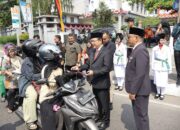 Sambut HUT RI ke-81, Wali Kota Payakumbuh Bagikan Ratusan Bendera Merah Putih ke Warga