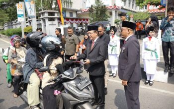 Sambut HUT RI ke-81, Wali Kota Payakumbuh Bagikan Ratusan Bendera Merah Putih ke Warga