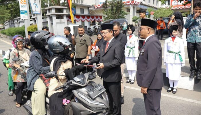 Sambut HUT RI ke-81, Wali Kota Payakumbuh Bagikan Ratusan Bendera Merah Putih ke Warga