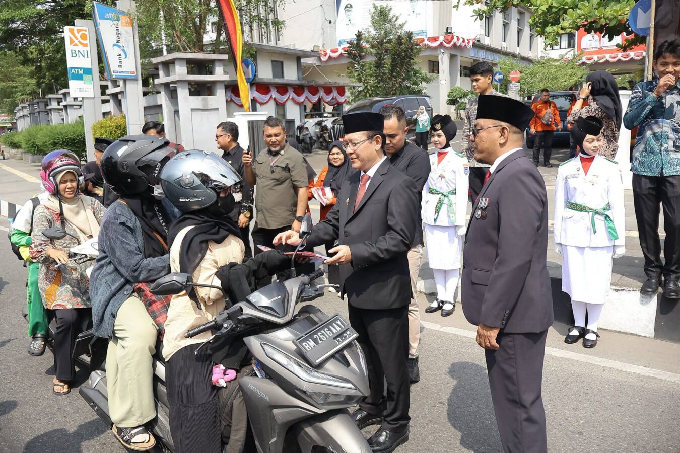 Sambut HUT RI ke-81, Wali Kota Payakumbuh Bagikan Ratusan Bendera Merah Putih ke Warga
