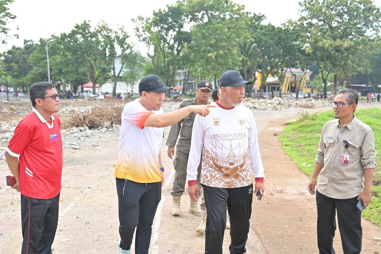 Mahyeldi Kawal Rekonstruksi GOR H Agus Salim, Pembersihan Ditargetkan Rampung Akhir Agustus