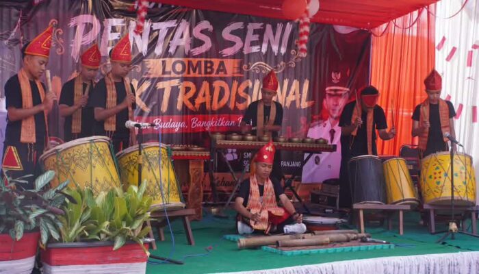 Pentas Seni Pasar Baru Meriah, Pelajar Padang Panjang Unjuk Bakat Musik Tradisional