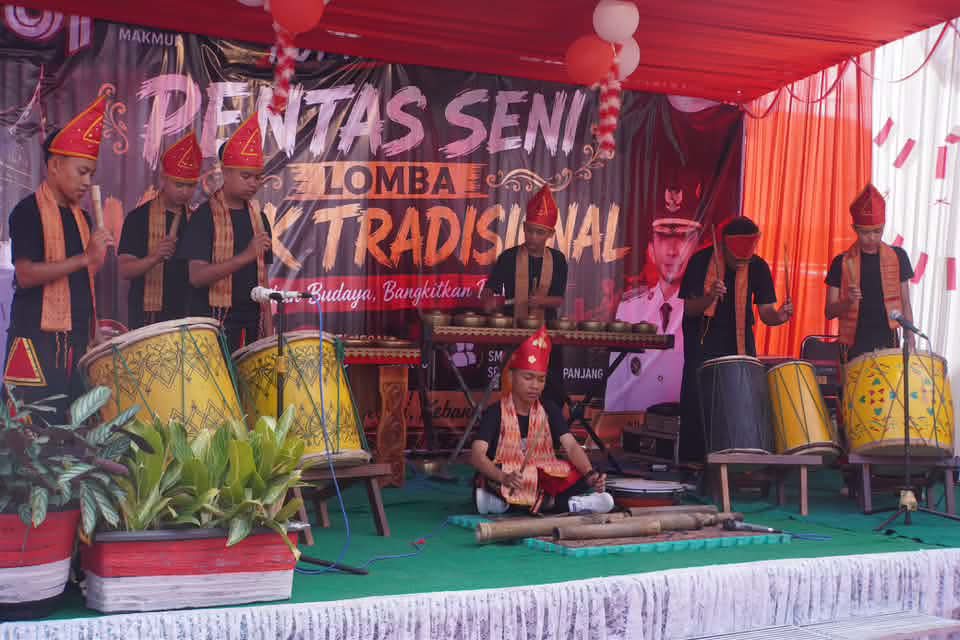 Pentas Seni Pasar Baru Meriah, Pelajar Padang Panjang Unjuk Bakat Musik Tradisional