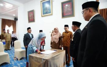 Bupati Eka Putra Lantik 4 Pejabat Administrator, Tekankan Percepatan Realisasi TKD Tanah Datar