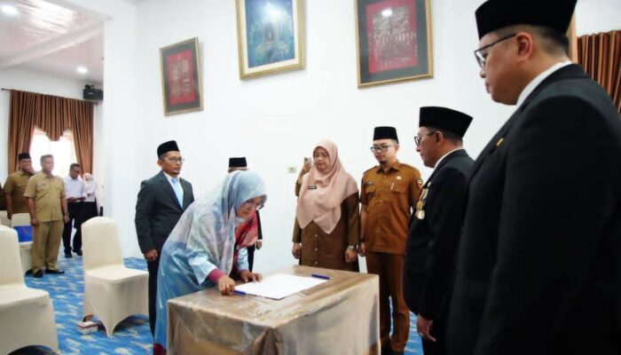 Bupati Eka Putra Lantik 4 Pejabat Administrator, Tekankan Percepatan Realisasi TKD Tanah Datar