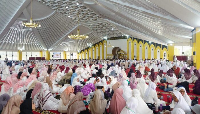 Masjid Agung Dharmasraya Dipadati Ribuan Jemaah, Maulid Nabi dan HUT RI Diperingati Bersama