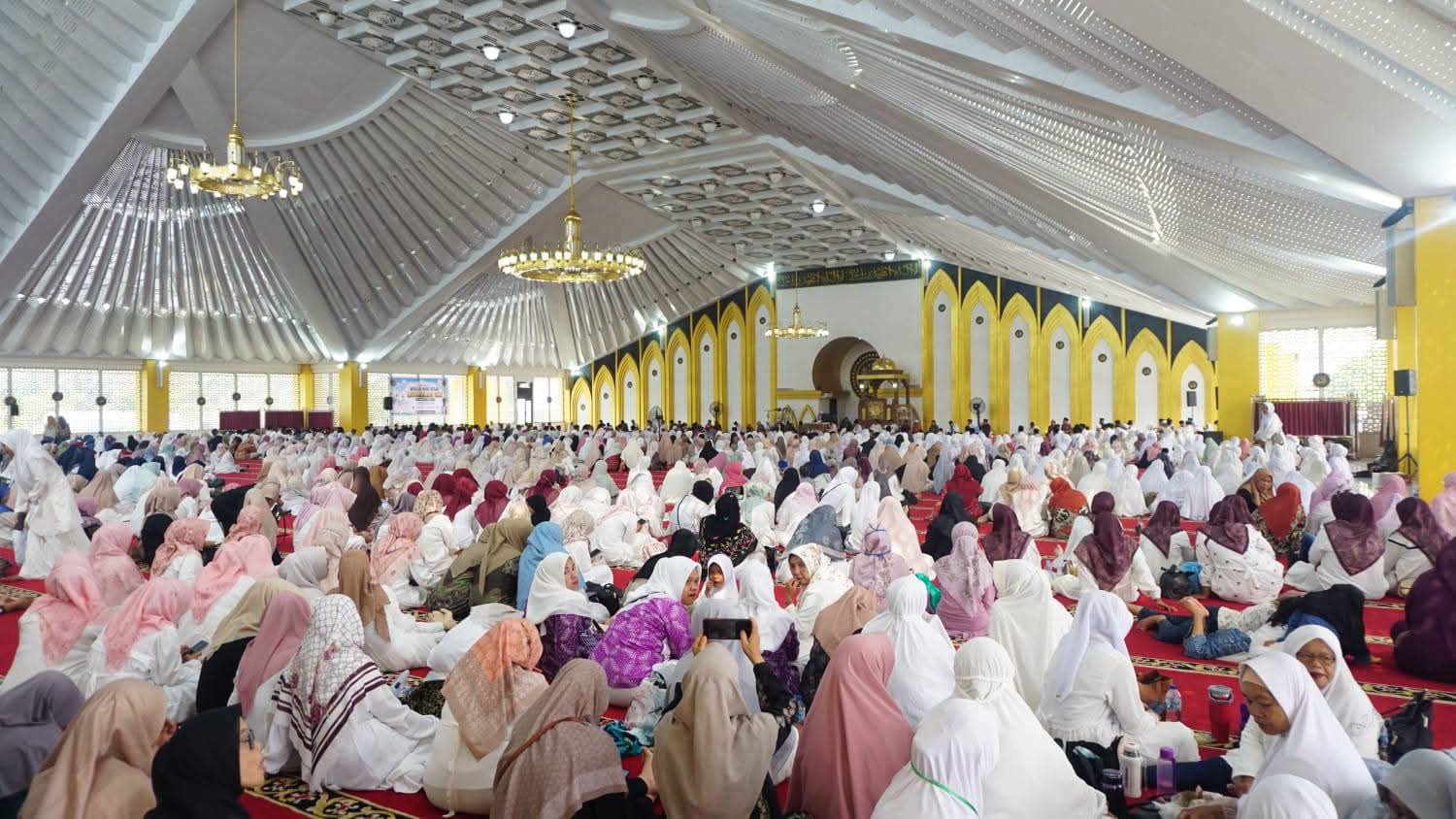 Masjid Agung Dharmasraya Dipadati Ribuan Jemaah, Maulid Nabi dan HUT RI Diperingati Bersama