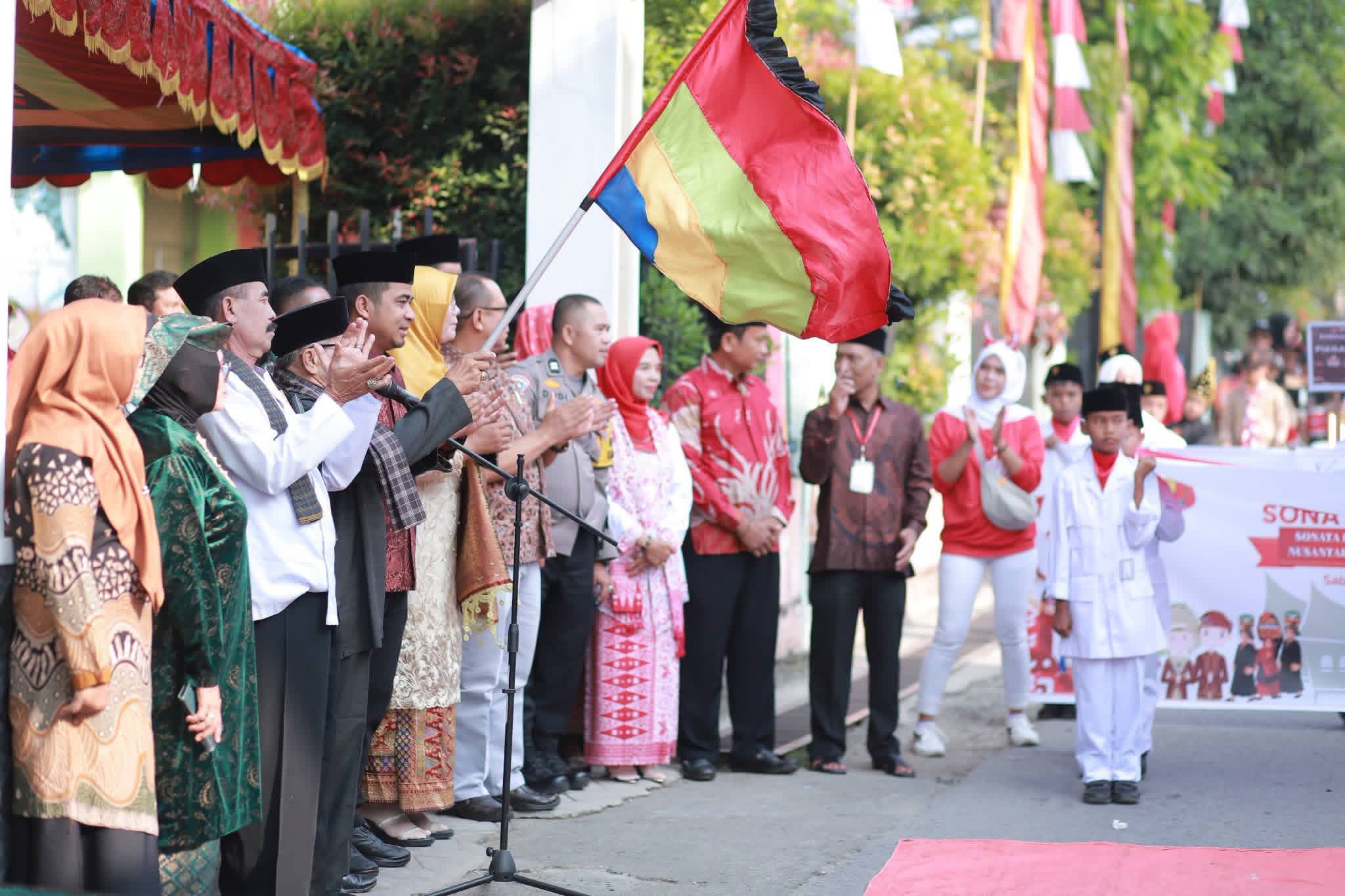Pawai Alegoris SDN 06 Tanah Garam Solok Meriah, Wali Kota Apresiasi Program SONATA 06 dan SEJUTA
