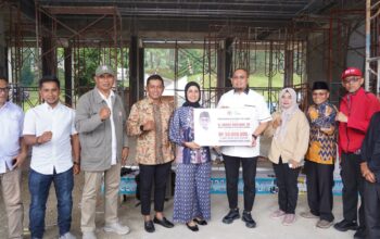 Andre Rosiade Serahkan Bantuan untuk Pembangunan Masjid Al-Hidayah Polres Arosuka Solok