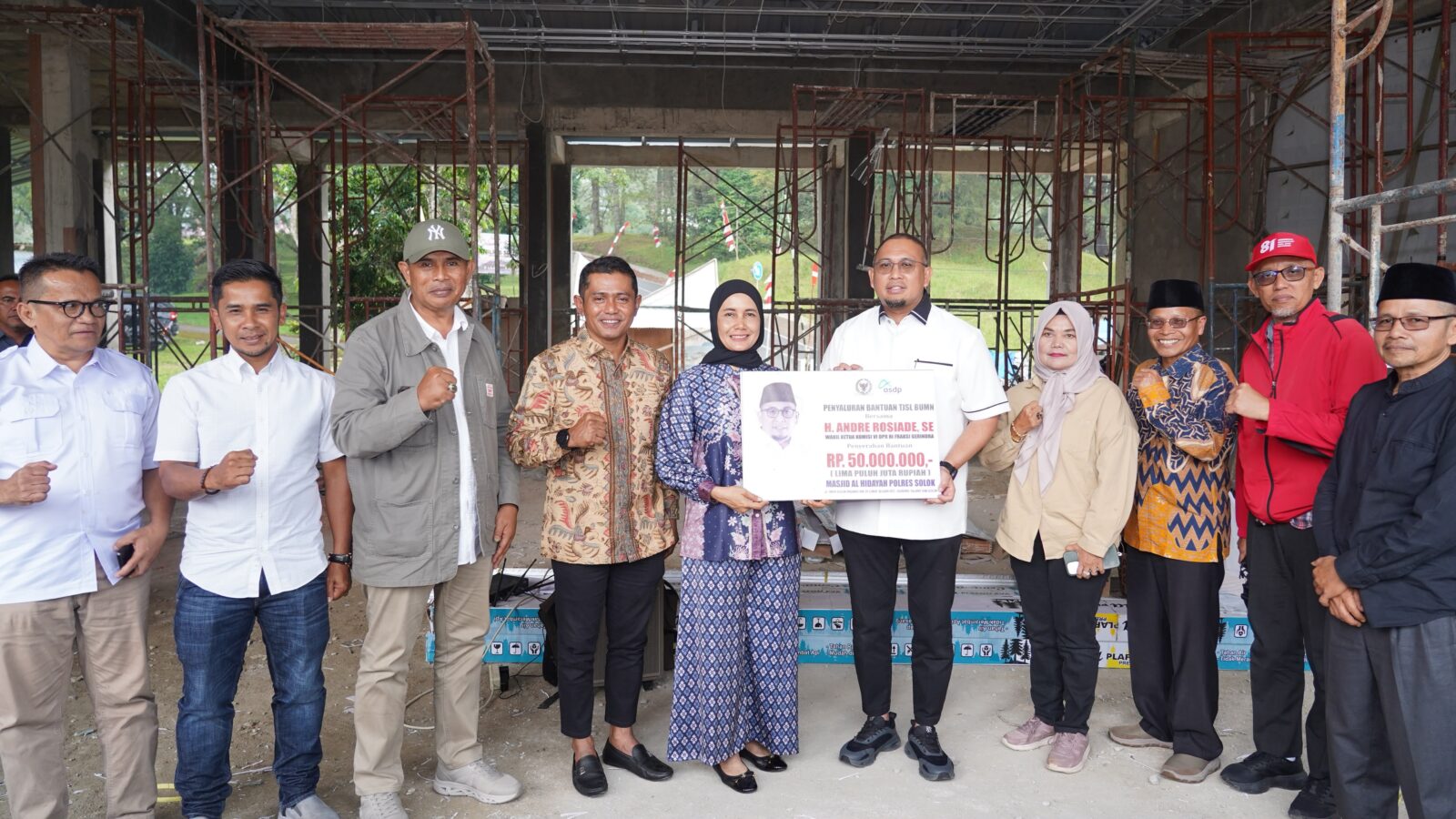 Andre Rosiade Serahkan Bantuan untuk Pembangunan Masjid Al-Hidayah Polres Arosuka Solok