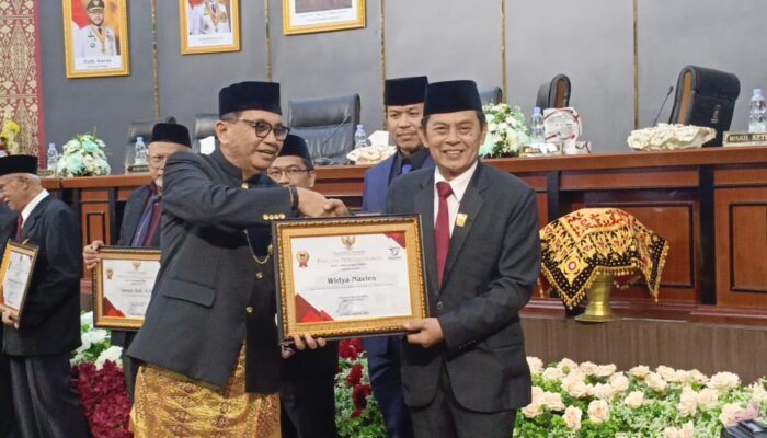 Kontribusi Nyata Pers, Ketua PWI Sumbar Widya Navies Raih PIN Emas di HJK Padang ke-357