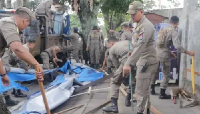 Teguran Tak Digubris, PKL Kuasai Trotoar dan Badan Jalan di Padang Ditertibkan Satpol PP