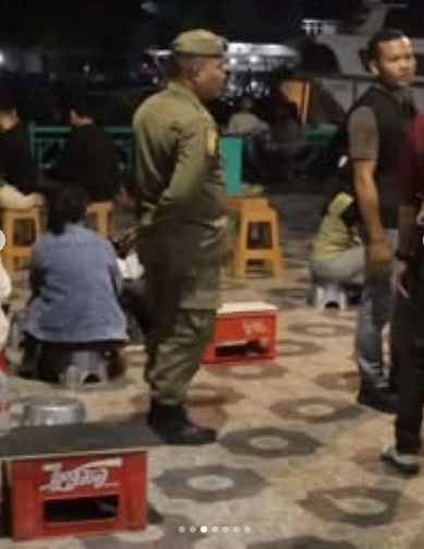 Satpol PP Padang menegur PKL yang menggunakan trotoar dan taman di kawasan Batang Arau. Penataan dilakukan untuk menjaga ketertiban dan kenyamanan ruang publik.