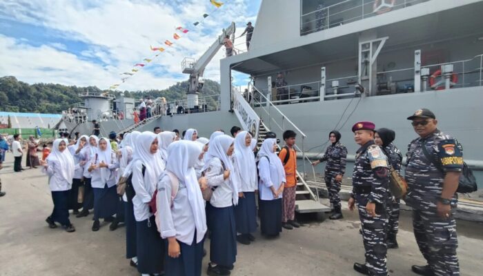 Seru! Ratusan Pelajar Padang Serbu KRI Teluk Kendari di Teluk Bayur