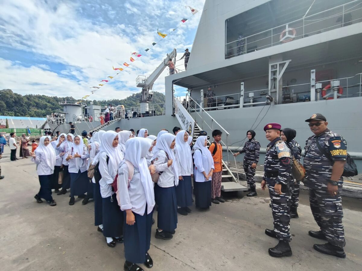 Seru! Ratusan Pelajar Padang Serbu KRI Teluk Kendari di Teluk Bayur