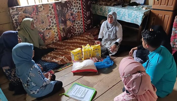 Pemko Padang Gerak Cepat Bantu Lansia Sakit di Aia Pacah, Zainimar Terima Kasur hingga Sembako