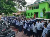 Ringankan Beban Wali Murid, 123 Siswa SMPN 11 Padang Dapat 6 Setel Seragam Gratis!