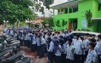 Ringankan Beban Wali Murid, 123 Siswa SMPN 11 Padang Dapat 6 Setel Seragam Gratis!