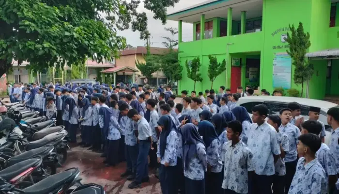 Ringankan Beban Wali Murid, 123 Siswa SMPN 11 Padang Dapat 6 Setel Seragam Gratis!