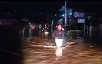2 Balita dan 3 Orang Dewasa Terjebak Banjir Aie Pacah Padang Berhasil Dievakuasi