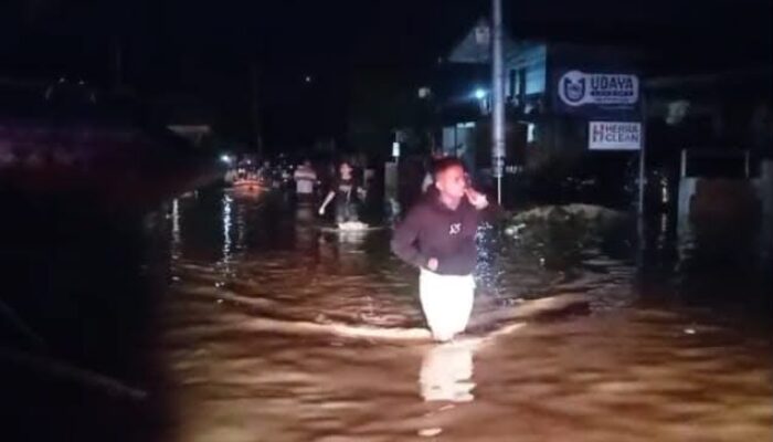 2 Balita dan 3 Orang Dewasa Terjebak Banjir Aie Pacah Padang Berhasil Dievakuasi