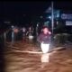 2 Balita dan 3 Orang Dewasa Terjebak Banjir Aie Pacah Padang Berhasil Dievakuasi