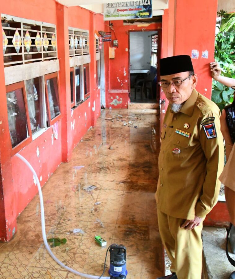 92 Sekolah di Padang Lumpuh Total Diterjang Banjir