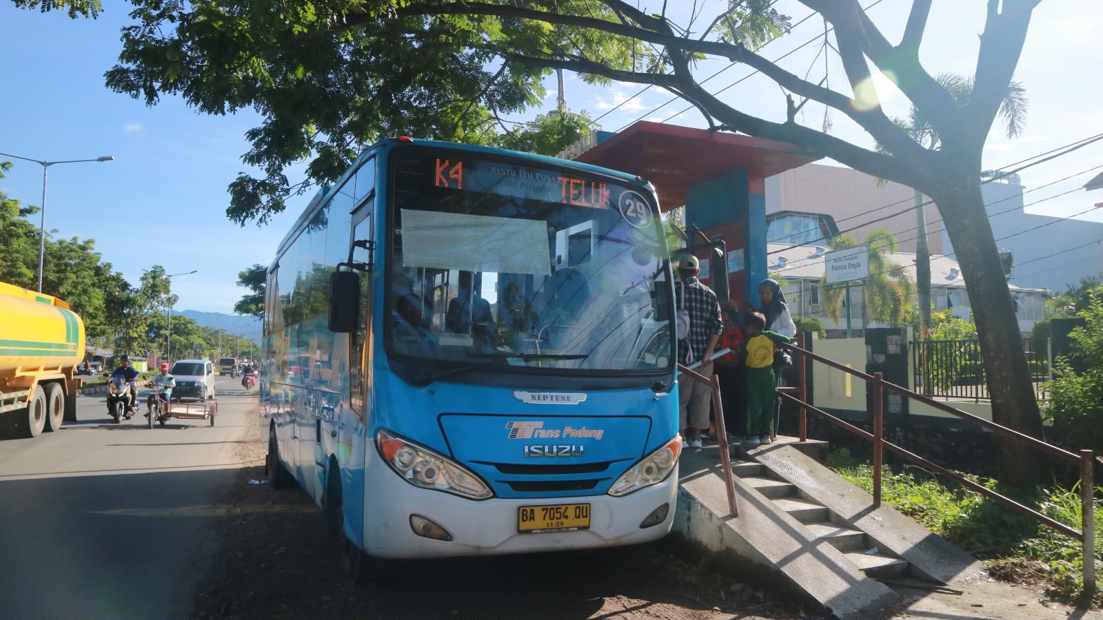 Open Ship Kapal Teluk Kendari Naik Trans Padang, Bus Masuk Pelabuhan