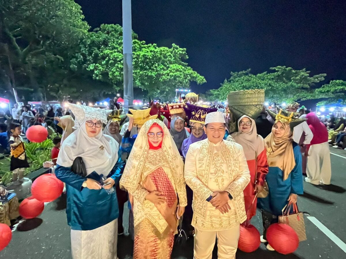 Ribuan Warga Padang Tumpah Ruah di Festival Telong-Telong