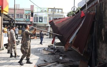 Satpol PP Padang Tertibkan Bangunan Liar di Atas Drainase Jalan HOS Cokroaminoto
