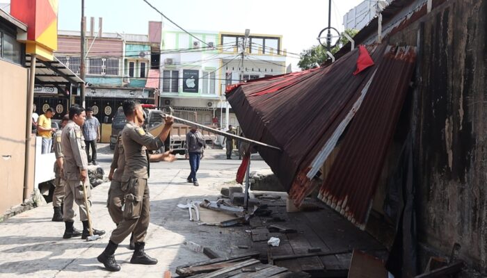 Satpol PP Padang Tertibkan Bangunan Liar di Atas Drainase Jalan HOS Cokroaminoto