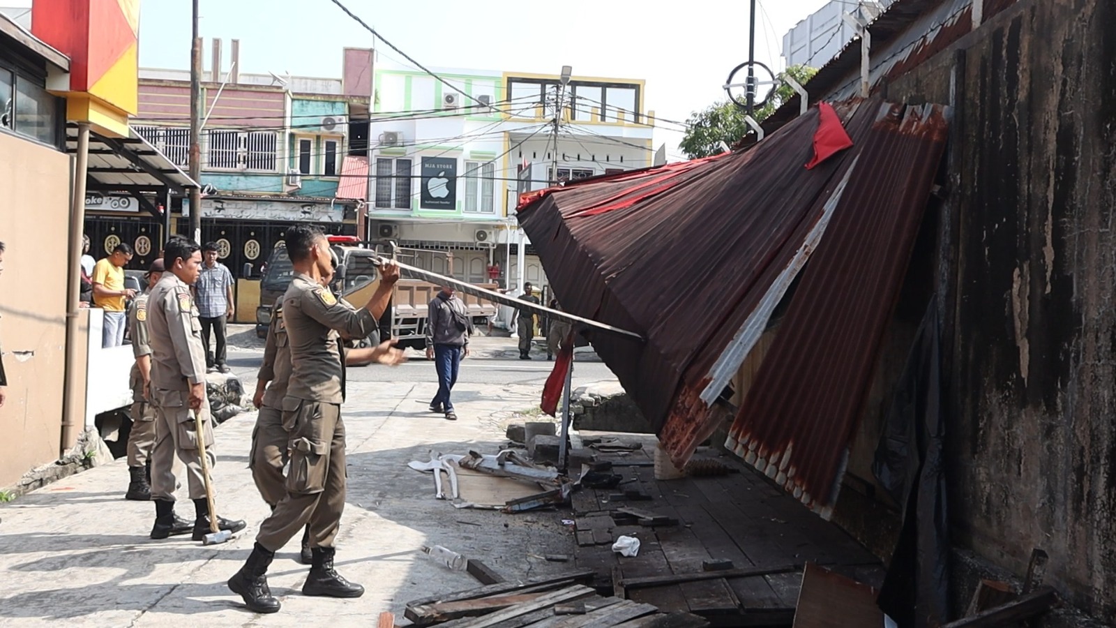 Satpol PP Padang Tertibkan Bangunan Liar di Atas Drainase Jalan HOS Cokroaminoto