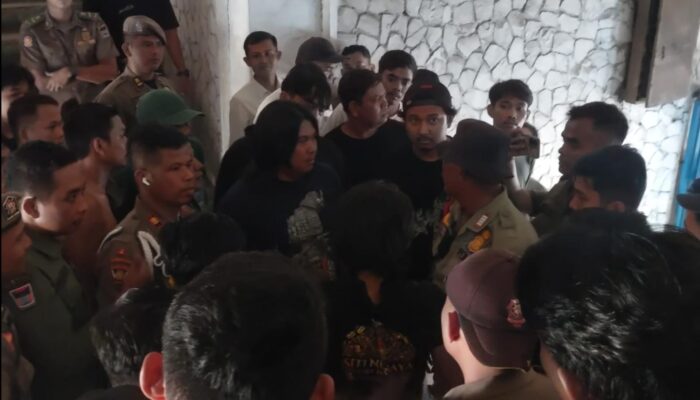 Nyaris Diamuk Warga, Terduga Pelaku Percobaan Pencurian di Pasar Raya Padang Diamankan Satpol PP