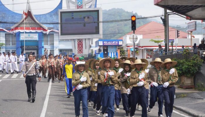 Lautan Anak Sekolah Padati Jalan Sudirman, Lomba Gerak Jalan HUT RI ke-81 Padang Panjang Heboh Hingga Antarwilayah