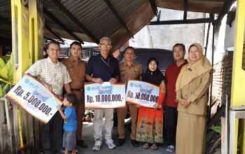 Duka di Koto Tangah: Rumah Hancur Tertimpa Pohon dan Hangus Terbakar, Santunan Tunai Mengalir