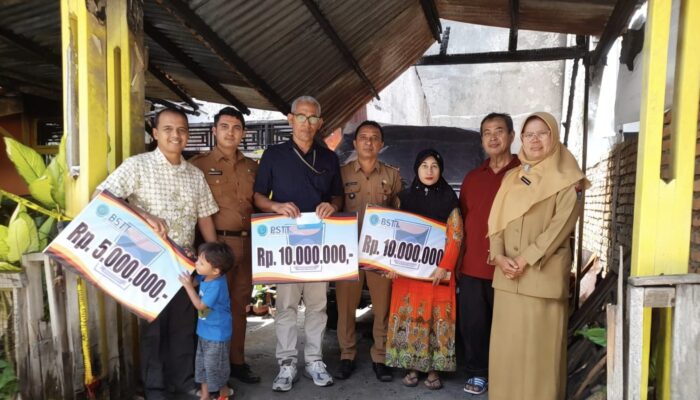 Duka di Koto Tangah: Rumah Hancur Tertimpa Pohon dan Hangus Terbakar, Santunan Tunai Mengalir