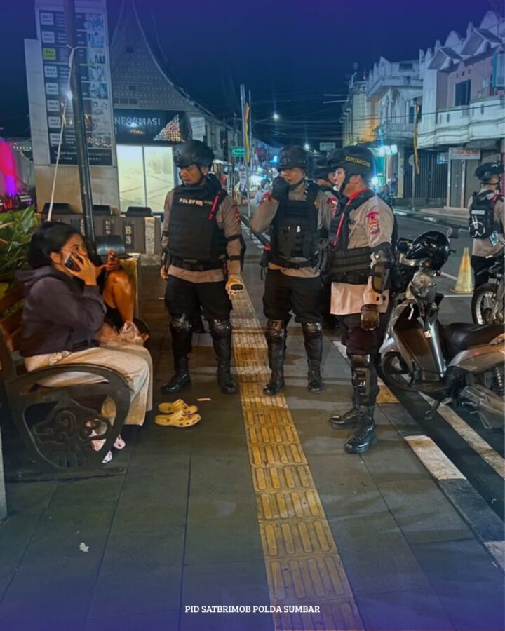 Brimob Polda Sumbar Patroli hingga Dini Hari di Padang Panjang