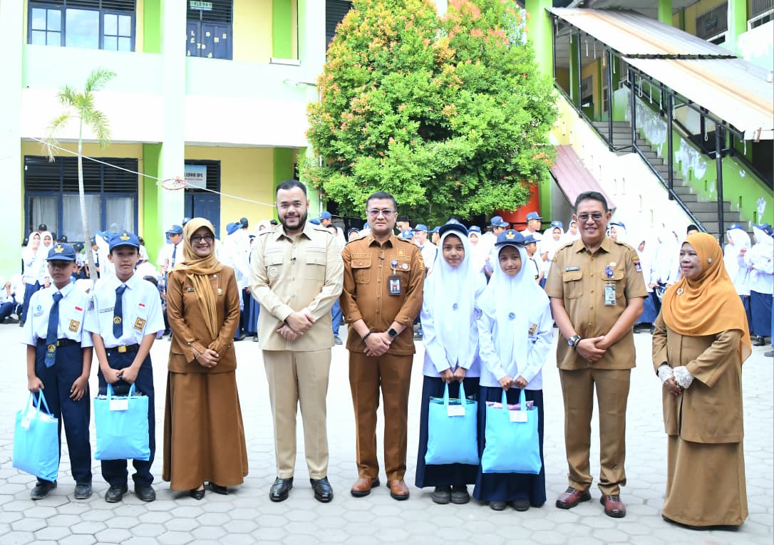 Seragam Sekolah Gratis untuk Siswa DTSEN Desil 1-5 dan MBR, Pemko Padang Larang Jual LKS