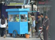 Kisah Rika Sulap Lontong Gulai Jadi Penopang Keluarga Demi Kuliahkan Anak