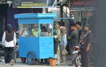 Kisah Rika Sulap Lontong Gulai Jadi Penopang Keluarga Demi Kuliahkan Anak