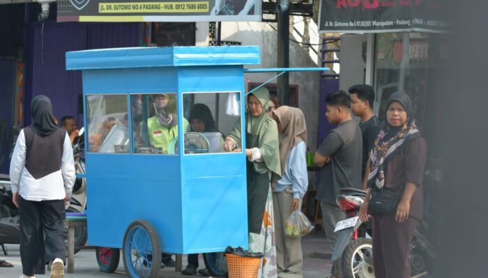Badai PHK dan Stroke Suami, Kisah Rika Sulap Lontong Gulai Jadi Penopang Keluarga