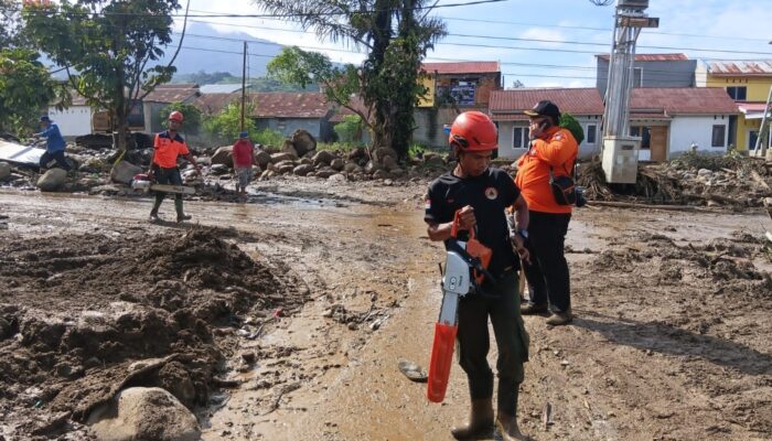 Bantu Korban Banjir Bandang Solok, Pemko Padang Kerahkan BPBD dan Relawan