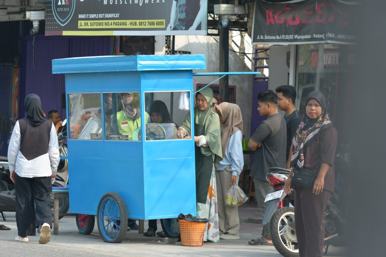 Kisah Rika Sulap Lontong Gulai Jadi Penopang Keluarga Demi Kuliahkan Anak