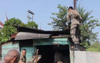 Ganggu Lalu Lintas dan Makan Sempadan Sungai, Satpol PP Padang Bongkar Bangunan Liar di 2 Lokasi