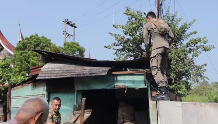 Ganggu Lalu Lintas dan Makan Sempadan Sungai, Satpol PP Padang Bongkar Bangunan Liar di 2 Lokasi